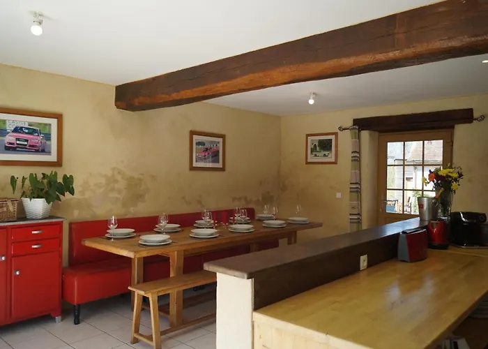 Casa de Férias 24h Le Mans - Les Haies Gite, Near Le Mans Circuit *